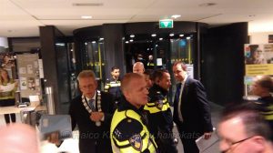 Burgemeester Don Bijl nadat de politie de raadzaal heeft ontruimt